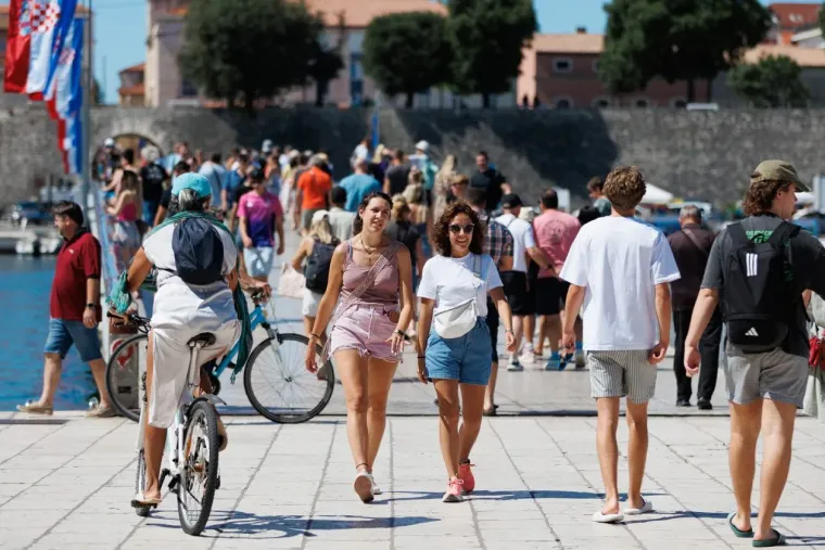 Dama u bijelom pravi je melem za oči: Haljina joj stajala kao salivena, isticala se u gomili