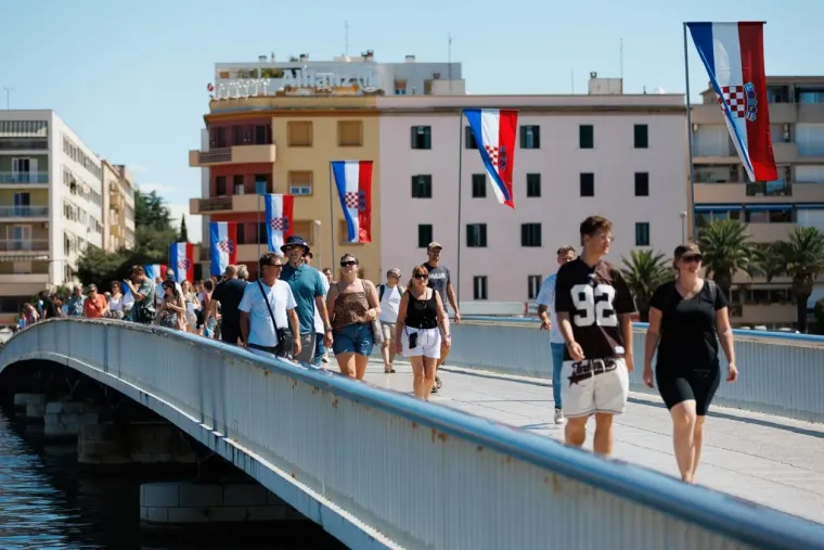 Dama u bijelom pravi je melem za oči: Haljina joj stajala kao salivena, isticala se u gomili