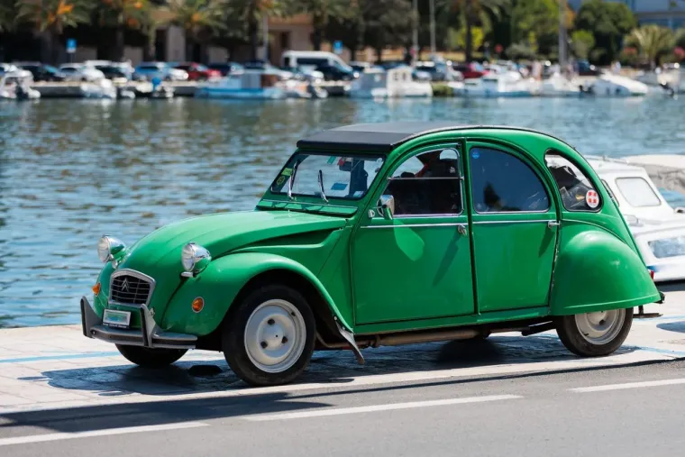 Dama u bijelom pravi je melem za oči: Haljina joj stajala kao salivena, isticala se u gomili