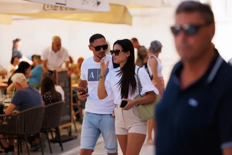 Dama u bijelom pravi je melem za oči: Haljina joj stajala kao salivena, isticala se u gomili