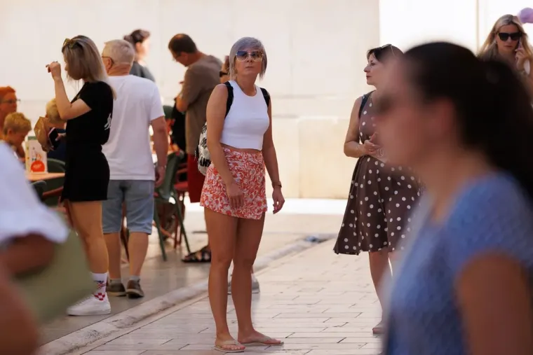 Dama u bijelom pravi je melem za oči: Haljina joj stajala kao salivena, isticala se u gomili