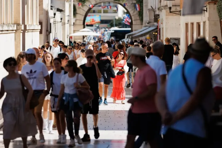 Dama u bijelom pravi je melem za oči: Haljina joj stajala kao salivena, isticala se u gomili