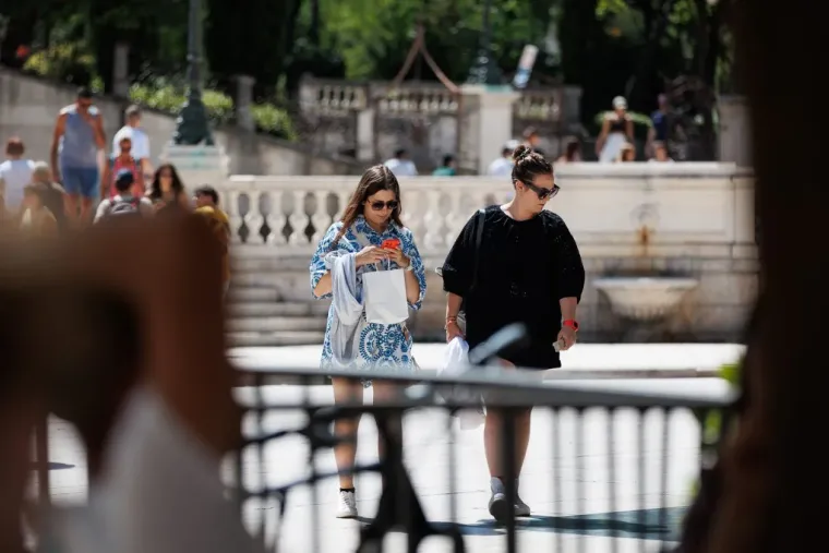 Dama u bijelom pravi je melem za oči: Haljina joj stajala kao salivena, isticala se u gomili