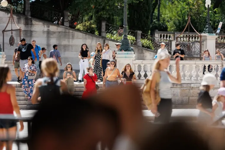 Dama u bijelom pravi je melem za oči: Haljina joj stajala kao salivena, isticala se u gomili