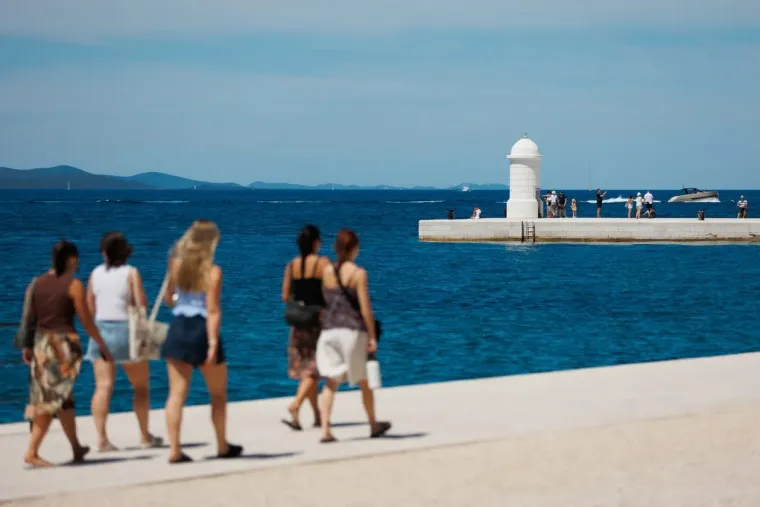 Dama u bijelom pravi je melem za oči: Haljina joj stajala kao salivena, isticala se u gomili