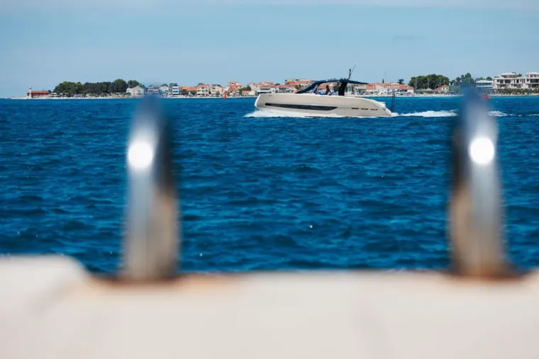 Dama u bijelom pravi je melem za oči: Haljina joj stajala kao salivena, isticala se u gomili