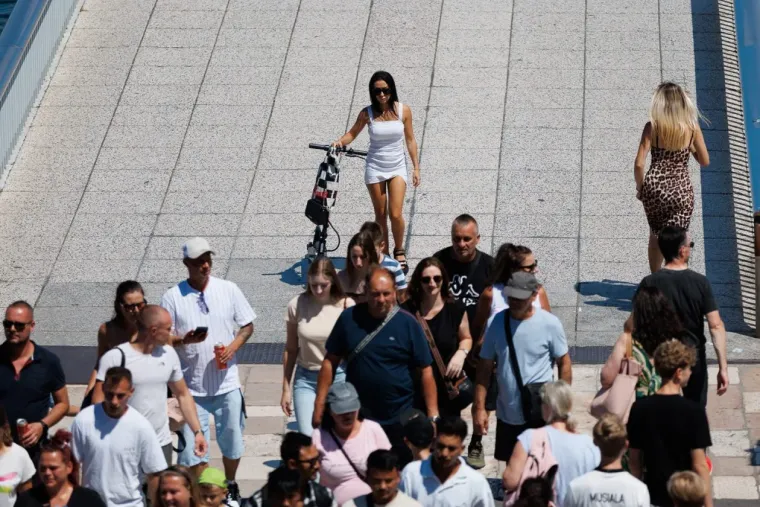 Dama u bijelom pravi je melem za oči: Haljina joj stajala kao salivena, isticala se u gomili