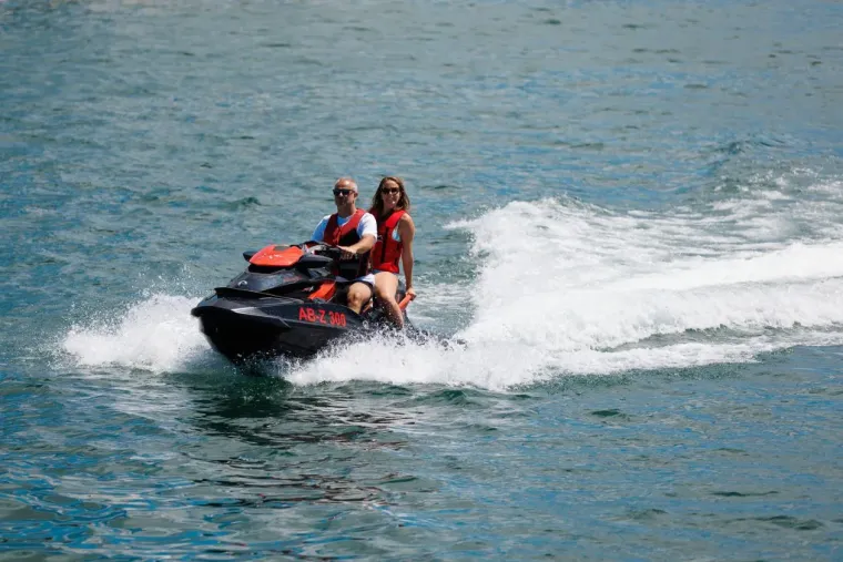Dama u bijelom pravi je melem za oči: Haljina joj stajala kao salivena, isticala se u gomili