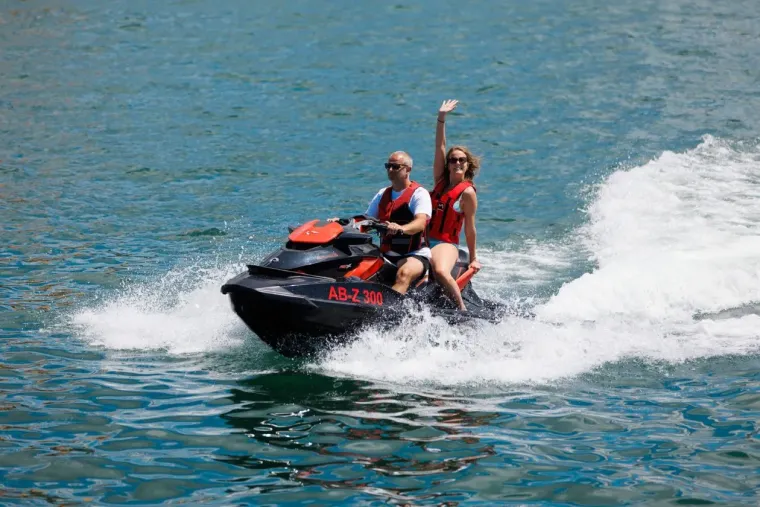 Dama u bijelom pravi je melem za oči: Haljina joj stajala kao salivena, isticala se u gomili