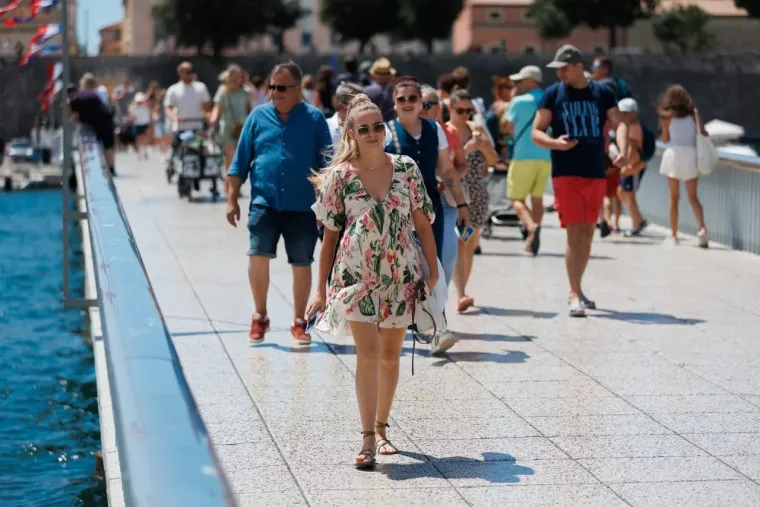 Dama u bijelom pravi je melem za oči: Haljina joj stajala kao salivena, isticala se u gomili