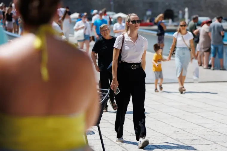 Dama u bijelom pravi je melem za oči: Haljina joj stajala kao salivena, isticala se u gomili
