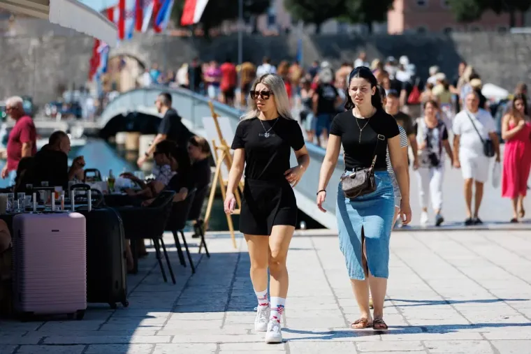 Dama u bijelom pravi je melem za oči: Haljina joj stajala kao salivena, isticala se u gomili