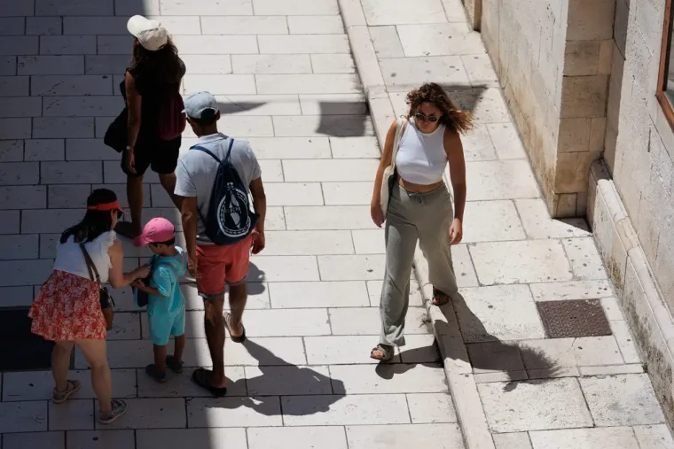 Dama u bijelom pravi je melem za oči: Haljina joj stajala kao salivena, isticala se u gomili