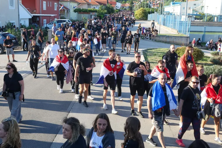 Ovo se zaista rijetko viđa: Horda ljudi spremno korača k sinjskom Hipodromu