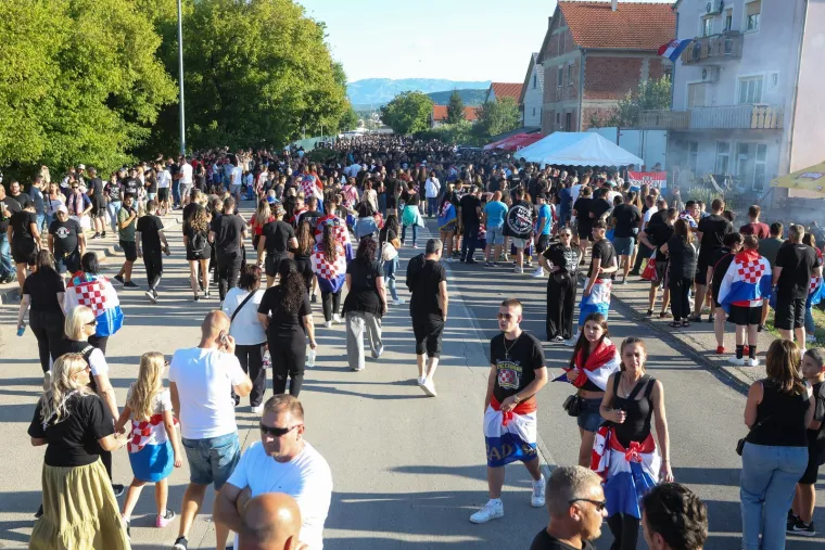Ovo se zaista rijetko viđa: Horda ljudi spremno korača k sinjskom Hipodromu