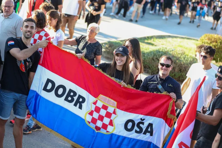 Ovo se zaista rijetko viđa: Horda ljudi spremno korača k sinjskom Hipodromu