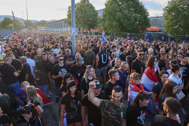 Ovo se zaista rijetko viđa: Horda ljudi spremno korača k sinjskom Hipodromu