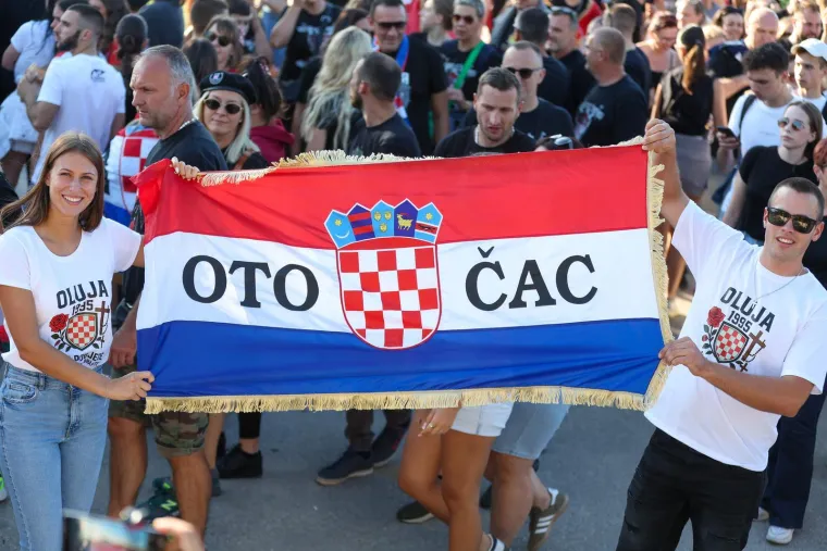 Ovo se zaista rijetko viđa: Horda ljudi spremno korača k sinjskom Hipodromu