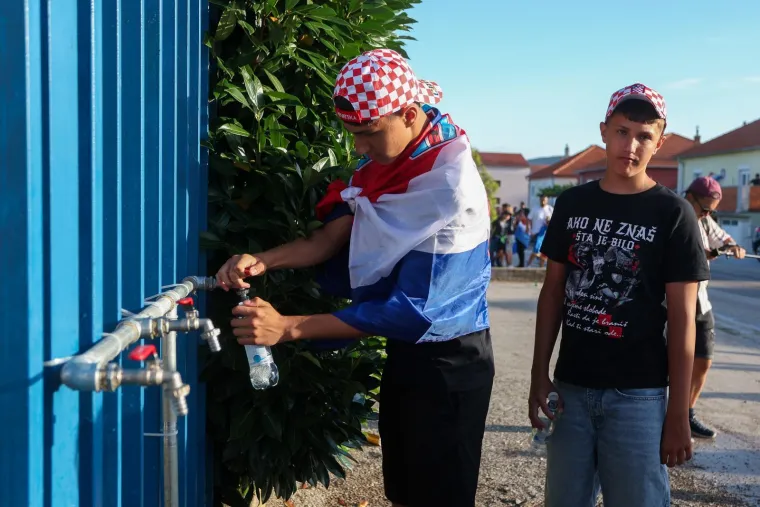 Ovo se zaista rijetko viđa: Horda ljudi spremno korača k sinjskom Hipodromu