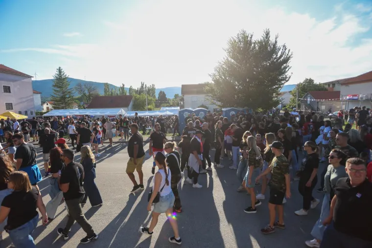 Ovo se zaista rijetko viđa: Horda ljudi spremno korača k sinjskom Hipodromu