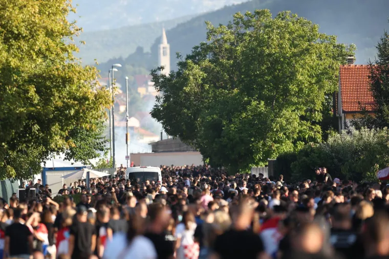 Ovo se zaista rijetko viđa: Horda ljudi spremno korača k sinjskom Hipodromu