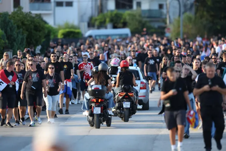 Ovo se zaista rijetko viđa: Horda ljudi spremno korača k sinjskom Hipodromu