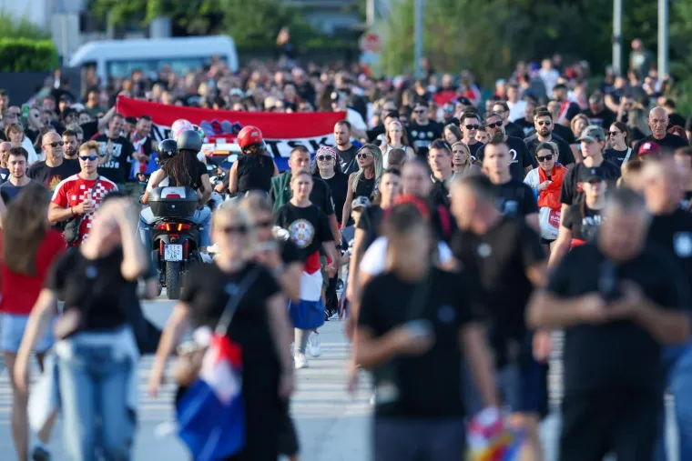 Ovo se zaista rijetko viđa: Horda ljudi spremno korača k sinjskom Hipodromu