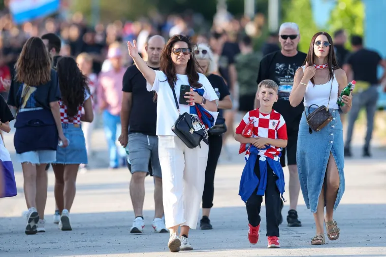 Ovo se zaista rijetko viđa: Horda ljudi spremno korača k sinjskom Hipodromu