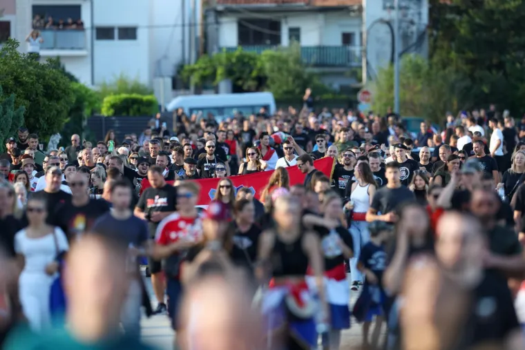 Ovo se zaista rijetko viđa: Horda ljudi spremno korača k sinjskom Hipodromu