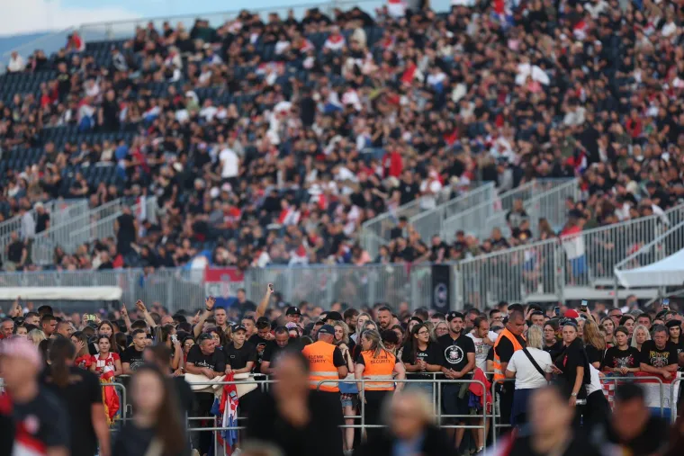 Ovo se zaista rijetko viđa: Horda ljudi spremno korača k sinjskom Hipodromu