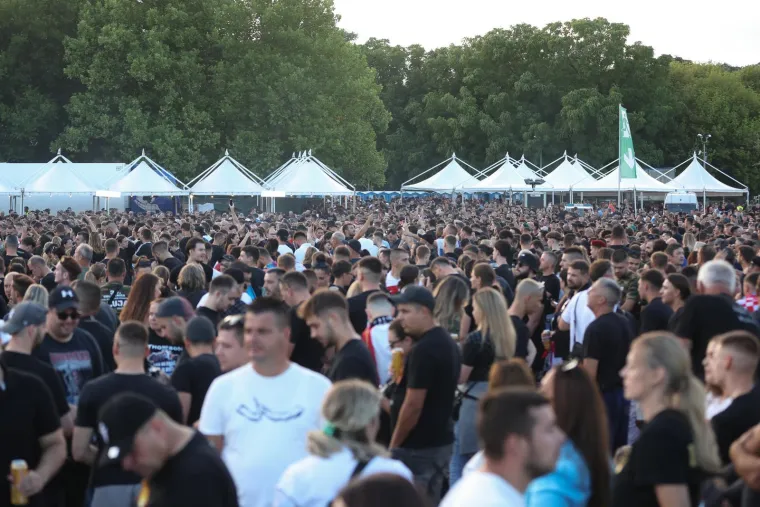 Ovo se zaista rijetko viđa: Horda ljudi spremno korača k sinjskom Hipodromu