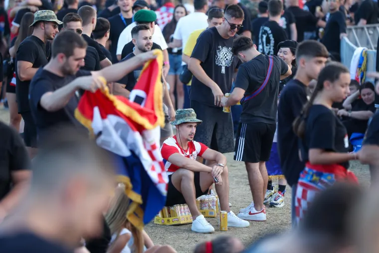 Ovo se zaista rijetko viđa: Horda ljudi spremno korača k sinjskom Hipodromu