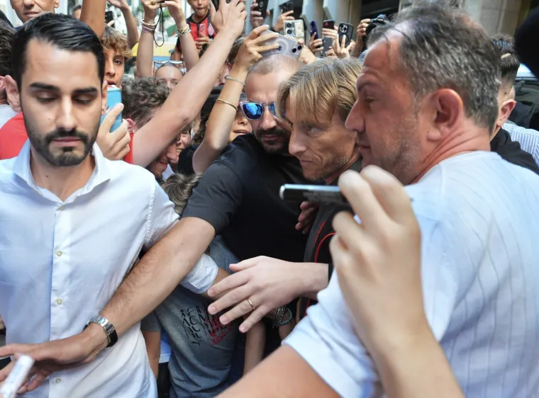 Ovo je u Milanu doživjelo samo par igrača u povijesti: Pomahnitala masa već sad obožava Luku Modrića