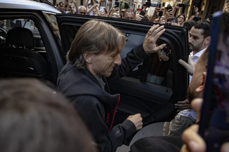 Ovo je u Milanu doživjelo samo par igrača u povijesti: Pomahnitala masa već sad obožava Luku Modrića