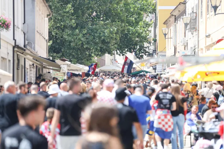 TOP 100 fotografija iz Sinja! Uhićeni, ka&scaron;njenje koncerta i Thompson: 'Jugoslavija je mrtva!'