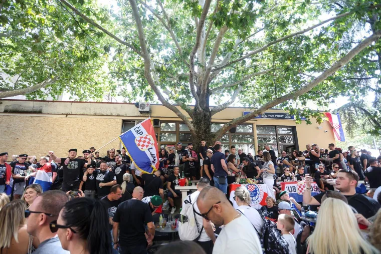 TOP 100 fotografija iz Sinja! Uhićeni, ka&scaron;njenje koncerta i Thompson: 'Jugoslavija je mrtva!'