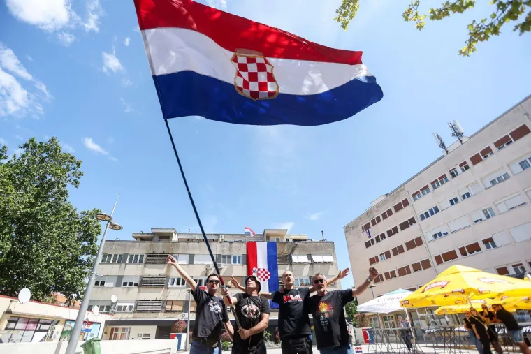 TOP 100 fotografija iz Sinja! Uhićeni, ka&scaron;njenje koncerta i Thompson: 'Jugoslavija je mrtva!'