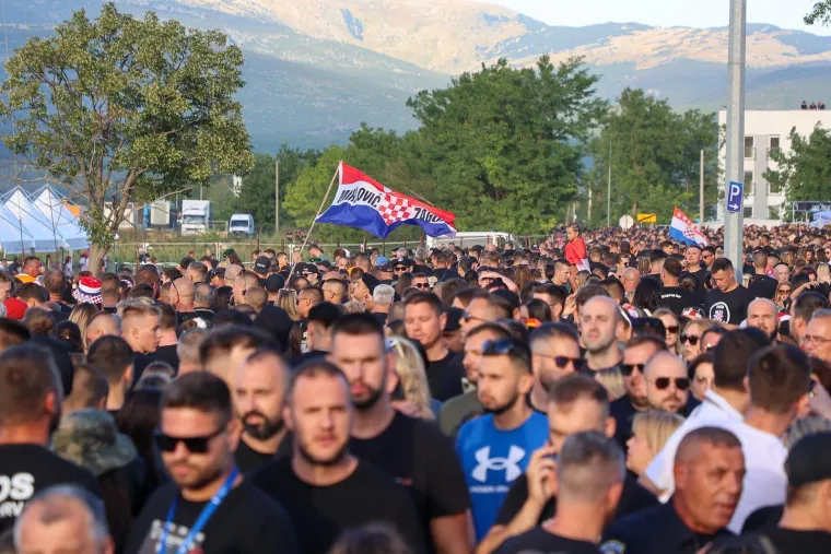 TOP 100 fotografija iz Sinja! Uhićeni, ka&scaron;njenje koncerta i Thompson: 'Jugoslavija je mrtva!'