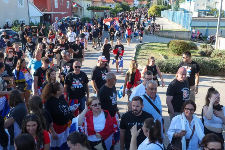 TOP 100 fotografija iz Sinja! Uhićeni, ka&scaron;njenje koncerta i Thompson: 'Jugoslavija je mrtva!'