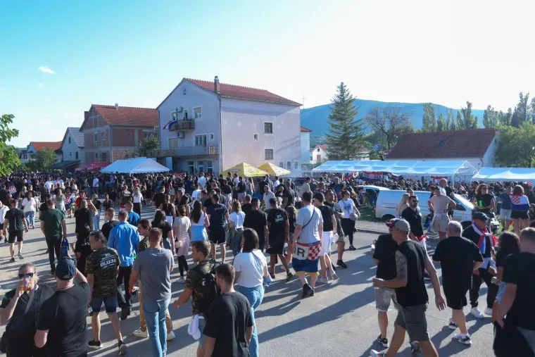 TOP 100 fotografija iz Sinja! Uhićeni, ka&scaron;njenje koncerta i Thompson: 'Jugoslavija je mrtva!'