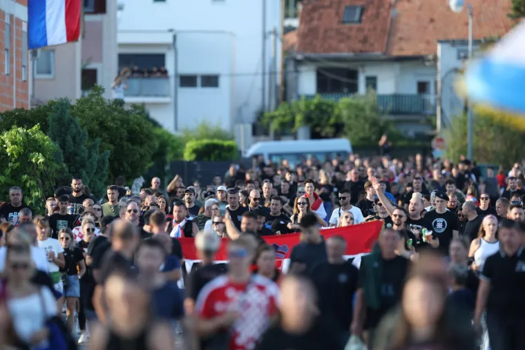 TOP 100 fotografija iz Sinja! Uhićeni, ka&scaron;njenje koncerta i Thompson: 'Jugoslavija je mrtva!'