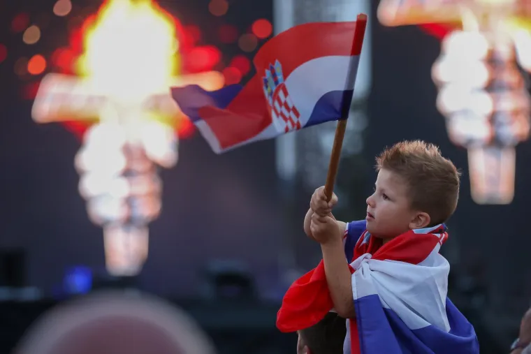 TOP 100 fotografija iz Sinja! Uhićeni, ka&scaron;njenje koncerta i Thompson: 'Jugoslavija je mrtva!'