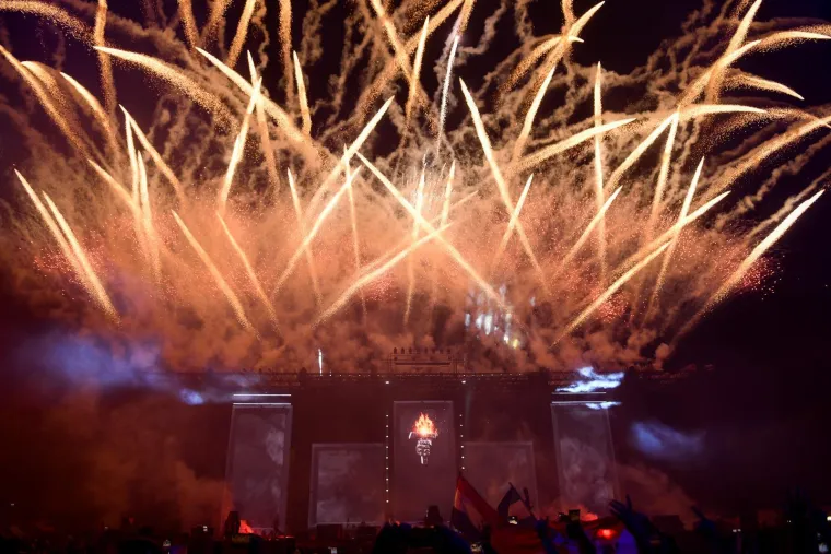 TOP 100 fotografija iz Sinja! Uhićeni, ka&scaron;njenje koncerta i Thompson: 'Jugoslavija je mrtva!'