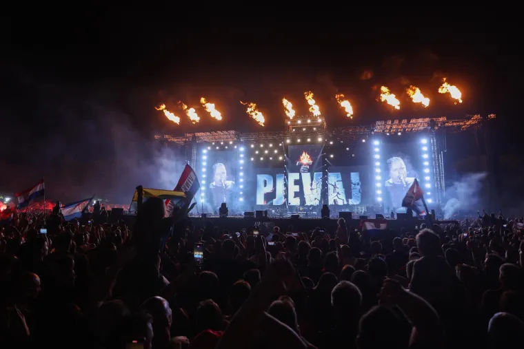 TOP 100 fotografija iz Sinja! Uhićeni, ka&scaron;njenje koncerta i Thompson: 'Jugoslavija je mrtva!'