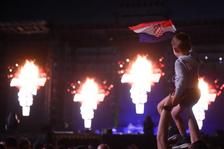 TOP 100 fotografija iz Sinja! Uhićeni, ka&scaron;njenje koncerta i Thompson: 'Jugoslavija je mrtva!'