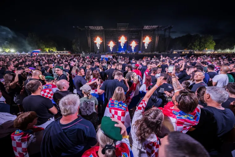 TOP 100 fotografija iz Sinja! Uhićeni, ka&scaron;njenje koncerta i Thompson: 'Jugoslavija je mrtva!'