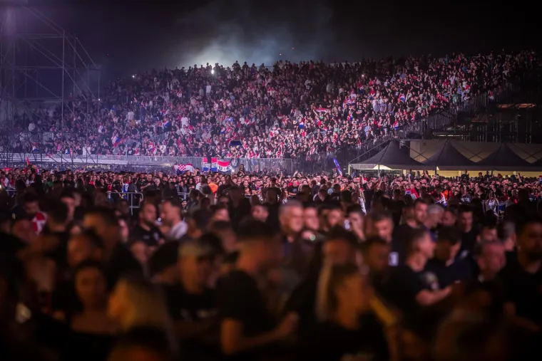 TOP 100 fotografija iz Sinja! Uhićeni, ka&scaron;njenje koncerta i Thompson: 'Jugoslavija je mrtva!'