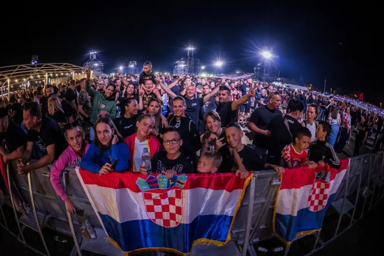 TOP 100 fotografija iz Sinja! Uhićeni, ka&scaron;njenje koncerta i Thompson: 'Jugoslavija je mrtva!'