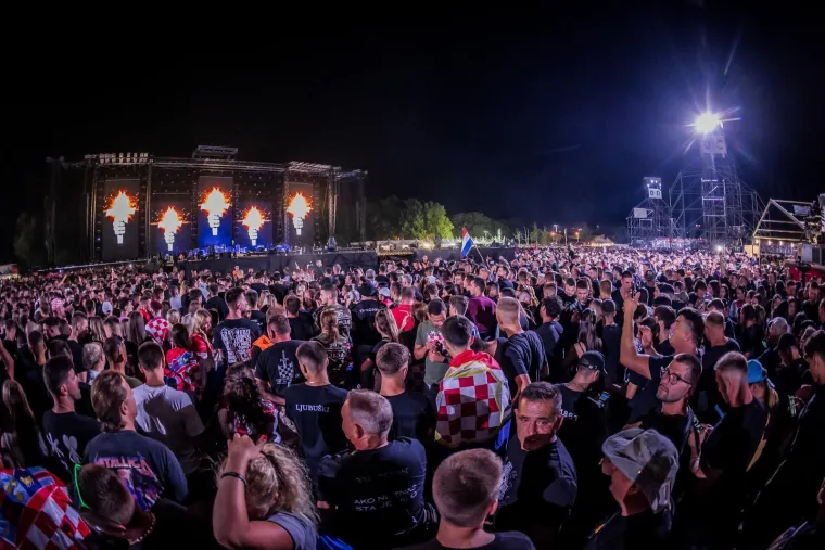 TOP 100 fotografija iz Sinja! Uhićeni, ka&scaron;njenje koncerta i Thompson: 'Jugoslavija je mrtva!'