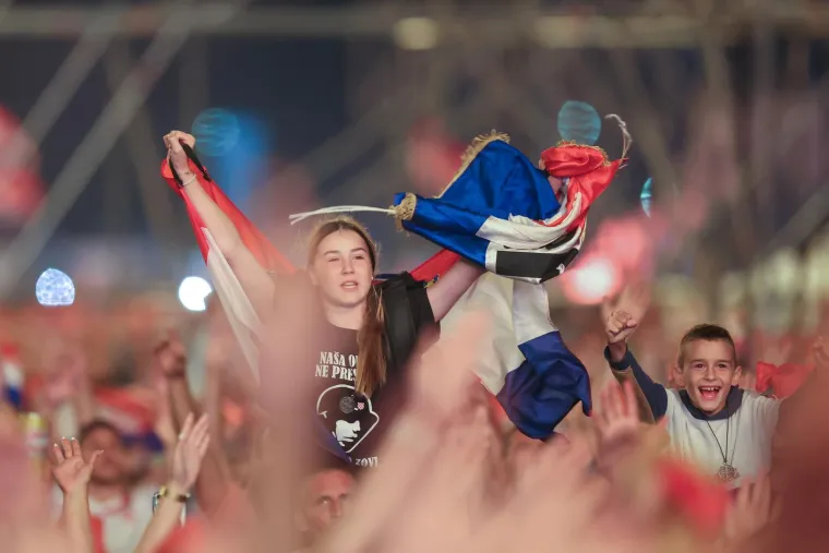 TOP 100 fotografija iz Sinja! Uhićeni, ka&scaron;njenje koncerta i Thompson: 'Jugoslavija je mrtva!'